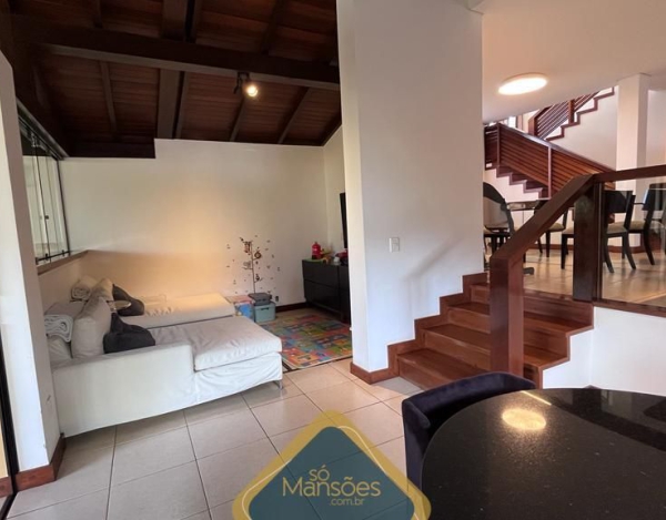 Linda casa de 387m² com localização privilegiada a venda no condomínio Vila Castela.