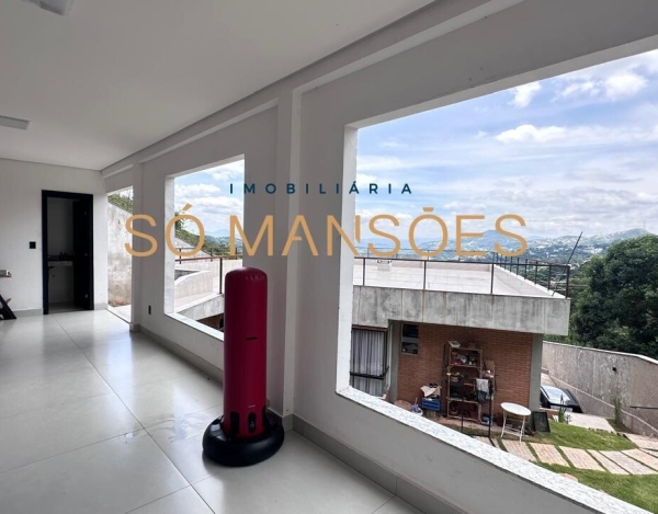 Casa de Alto Padrão de 278 m² à Venda com 1 Suíte e Vista Panorâmica no Ville de Montagne, Nova Lima - MG