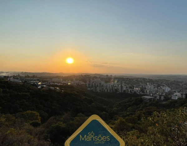 Linda casa com vista magnífica a venda em condomínio no bairro Buritis.