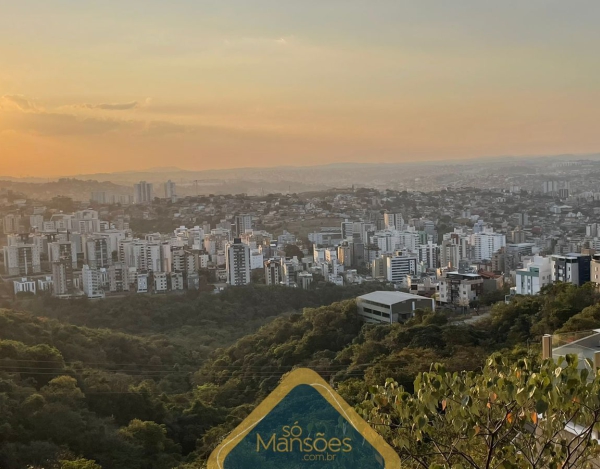 Linda casa com vista magnífica a venda em condomínio no bairro Buritis.