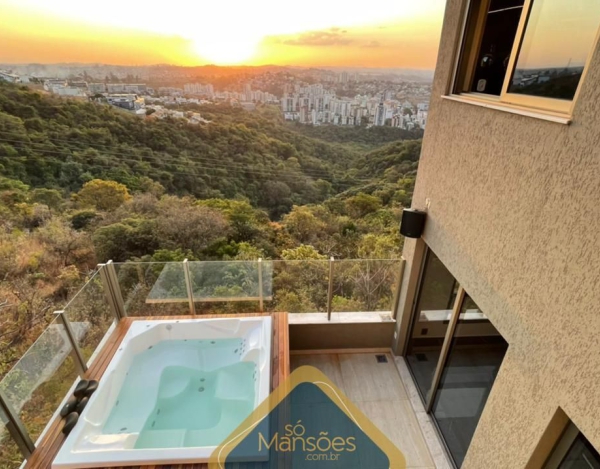 Linda casa com vista magnífica a venda em condomínio no bairro Buritis.